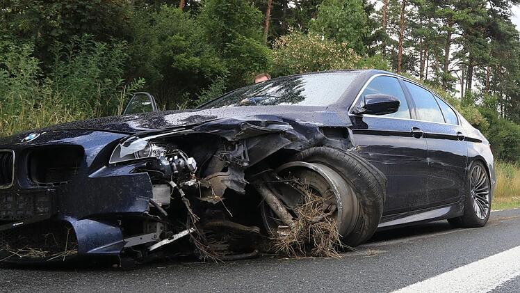 Der BMW wurde bei dem Unfall v&ouml;llig demoliert. Foto: News5/Merzbach