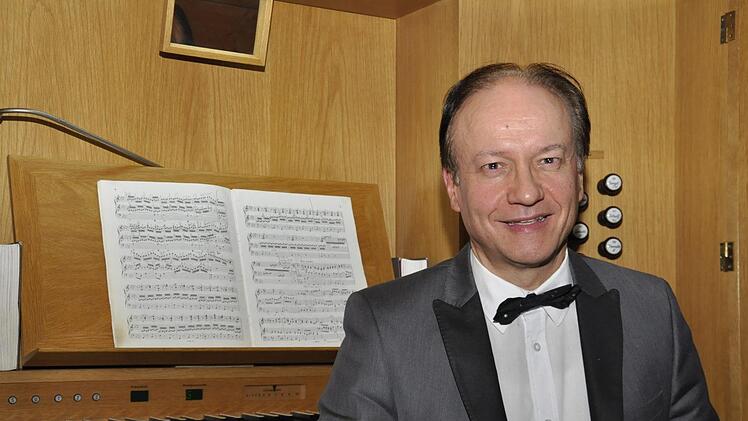 Man merkt Burkhard Ascherl die Anspannung nach dem Konzert an. Zum einen ist er erleichtert, dass alles geklappt hat, zum anderen ist er ermattet von der Interpretation der anspruchsvollen Konzertliteratur. Peter Klopf