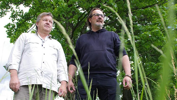 Sie gehen mit offenen Augen durch die Natur (v. l.): Bernd Heinz und Stefan Friedrich.Foto: Marco Meißner