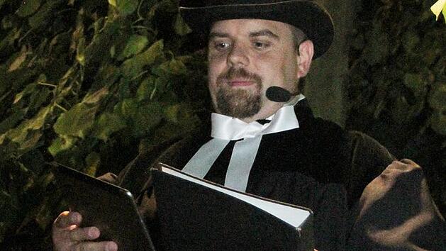 Die "Predigt" ist der krönende Abschluss der Limmersdorfer Lindenkirchweih: Kerwapfarrer Stefan Funke plauderte in seiner "Schlusspredigt" aus dem Nähkästchen. Foto: Sonny Adam