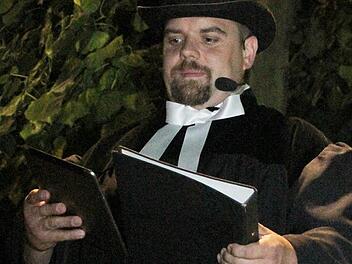 Die "Predigt" ist der krönende Abschluss der Limmersdorfer Lindenkirchweih: Kerwapfarrer Stefan Funke plauderte in seiner "Schlusspredigt" aus dem Nähkästchen. Foto: Sonny Adam
