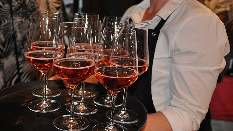 Zu den K&ouml;stlichkeiten aus der K&uuml;che wurde manch edler Tropfen gereicht. Foto: Leo H&uuml;hnlein