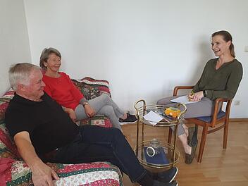 Birgit Pohl (rechts) bei der Beratung von SeniorenCarmen Schwind