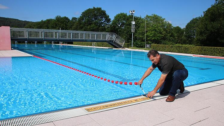 Betriebsleiter Edgar Beck bereitet das Becken vor. Foto Ralf Ruppert