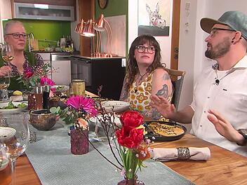 Nach der schweren Suppe als Vorspeise liegt Philipp und Lena (Mitte) auch der Hauptgang schwer im Magen.