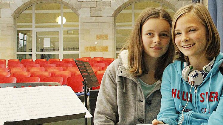 Marie Singer und Susi Lotter vermissen den Schul-Kater besonders jetzt vor dem großen Weihnachtskonzert heute Abend.  Fotos: Nikolas Pelke