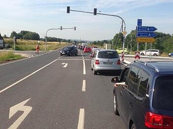 Wer von der A73 abfährt, steht auch auf der B4 im Stau. Foto: Falk zimmermann Wer von der A73 abfährt, steht auch auf der B4 im Stau. Foto: Falk zimmermann