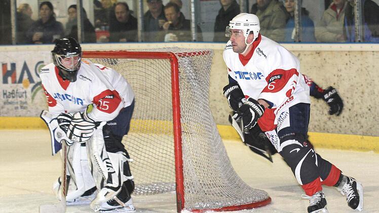 Beppi Eckmair (rechts, beäugt von Torwart Timo Jung) leitet einen Angriff der "Hawks" ein. In seinem ersten Spiel im Trikot des ESC Haßfurt gelangen dem 36-Jährigen gleich ein Tor und ein Assist. Die 2:8-Niederlage gegen Dorfen konnte aber auch er nicht verhindern.