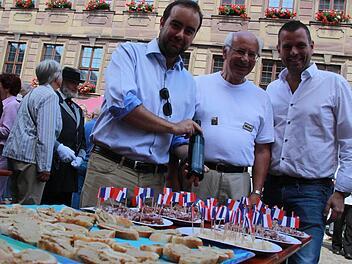 Sebastien Lecornu, Bürgermeister von Vernon (Frankreich), Michael Guibout, Leiter der Delegation aus Vernon und Anton Schick, Bürgermeister Bad Kissingen, sorgten dafür, dass alte Freundschaften über Landesgrenzen hinaus gepflegt werden - beim internationalen Frühschoppen vor dem Rathaus. Foto: Carmen Schmitt