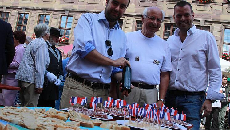 Sebastien Lecornu, Bürgermeister von Vernon (Frankreich), Michael Guibout, Leiter der Delegation aus Vernon und Anton Schick, Bürgermeister Bad Kissingen, sorgten dafür, dass alte Freundschaften über Landesgrenzen hinaus gepflegt werden - beim internationalen Frühschoppen vor dem Rathaus. Foto: Carmen Schmitt