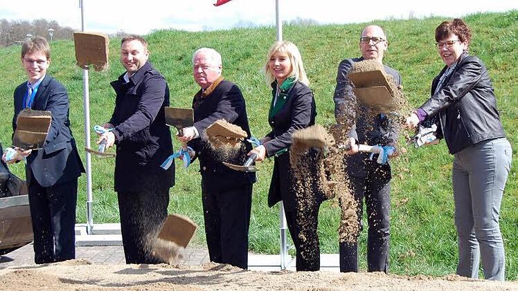 Mit nagelneuen Spaten des Wasserwirtschaftsamtes wurde die Baumaßnahme am Anger in Michelau begonnen (von links): Frank Hafner, Jürgen Baumgärtner, Helmut Fischer, Ulrike Scharf, Christian Meißner, Susann Biedefeld. Foto: Andreas Welz