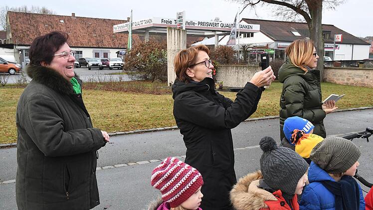 Der Schlüsselfelder Kindergarten St. Johannes mit Erzieherinnen verfolgt das Spektakel. Foto: Ronald Rinklef