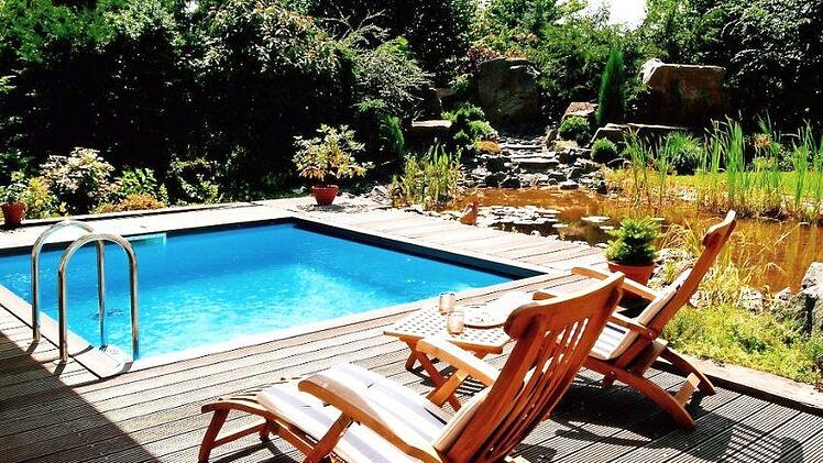Ob Schwimmteich oder eingebauter Swimmingpool: Regenwasser reicht nicht zum Befüllen. Immer braucht es - entweder eine Quelle oder - das Wasser aus der öffentlichen Trinkwasserversorgung. Aber schön ist solch eine Möglichkeit, sich zu erfrischen, allemal. Foto: Archiv