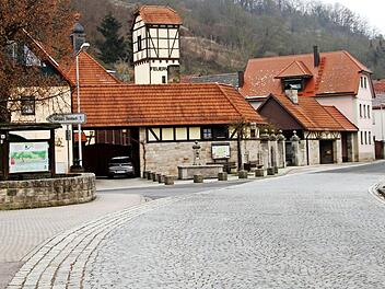 In Steinbach soll das unebene Pflaster herausgerissen und die Straße mit einer Asphaltdecke versehen werden. Gleichzeitig werden Gehsteige und Nebenflächen angelegt. Foto: Günther Geiling