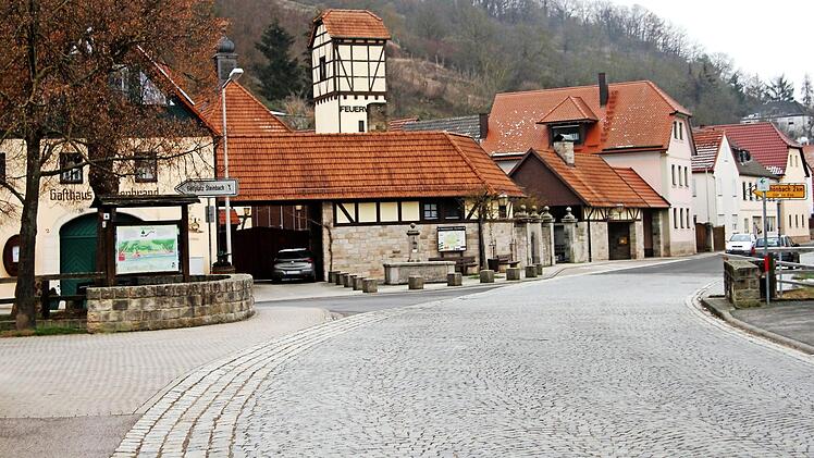 In Steinbach soll das unebene Pflaster herausgerissen und die Straße mit einer Asphaltdecke versehen werden. Gleichzeitig werden Gehsteige und Nebenflächen angelegt. Foto: Günther Geiling