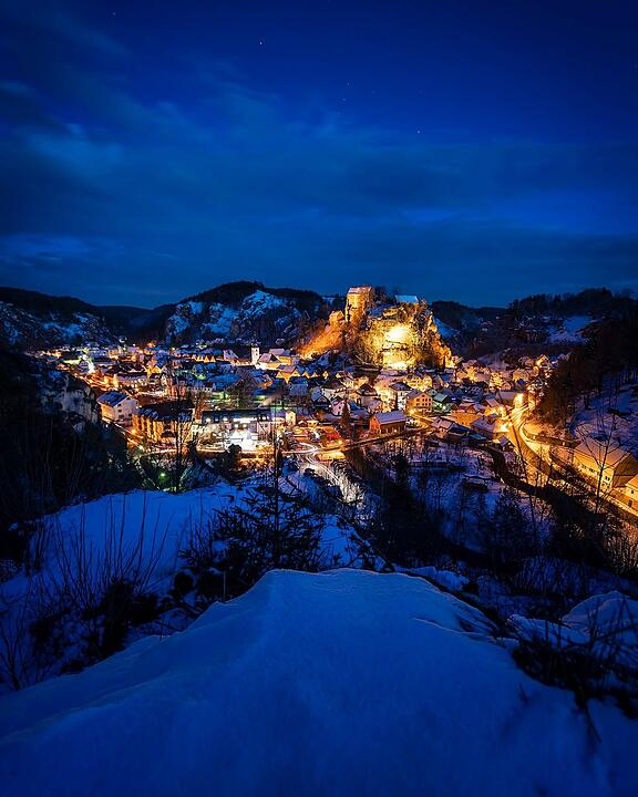 Winterlicher Blick auf Pottenstein. Foto: ChristianeHoeltschl/infrankenpix