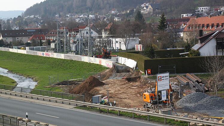 Der Blick von oben zeigt es: Ein Teil des Flutmuldendamms ist Baustelle und nicht befahrbar.Foto: Katrin Geyer
