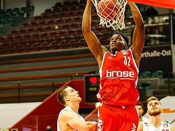 Wenn der Bamberger Noriense Odiase so frei den Ball unter dem Korb bekommt, können die Gegenspieler, hier die Gießener Scottie Jamens Jr. (links) und Ferdinand Zylka, nur zusehen, wie der Center den Ball in den Korb stopft. Odiase steigerte sich zuletzt und will heute gegen Karsiyaka zum Sieg beitragen. Foto: Daniel Löb
