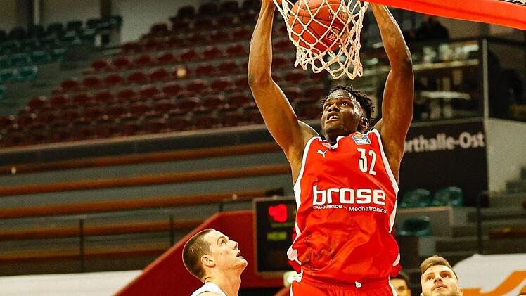 Wenn der Bamberger Noriense Odiase so frei den Ball unter dem Korb bekommt, können die Gegenspieler, hier die Gießener Scottie Jamens Jr. (links) und Ferdinand Zylka, nur zusehen, wie der Center den Ball in den Korb stopft. Odiase steigerte sich zuletzt und will heute gegen Karsiyaka zum Sieg beitragen. Foto: Daniel Löb