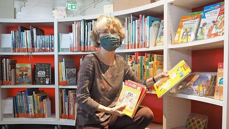 November:  Wegen der  Rathaussanierung  war die Stadtbücherei, die nun Mediathek heißt, vorübergehend im Steinweg untergebracht. Im November konnten die renovierten Räume wieder bezogen werden. Nach wie vielen Jahren?a) Zwei Jahrenb) Drei Jahrenc) Vier Jahren