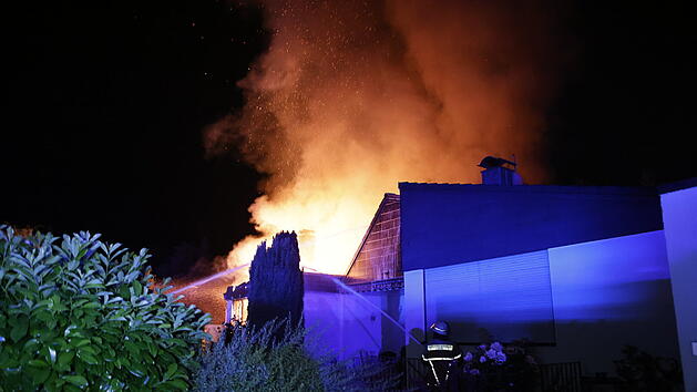 Wohnhaus in Vollbrand: Feuerwehr k&auml;mpft gegen meterhohe Flammen