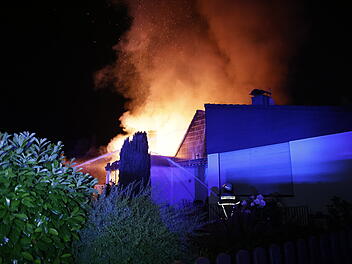 Wohnhaus in Vollbrand: Feuerwehr kämpft gegen meterhohe Flammen