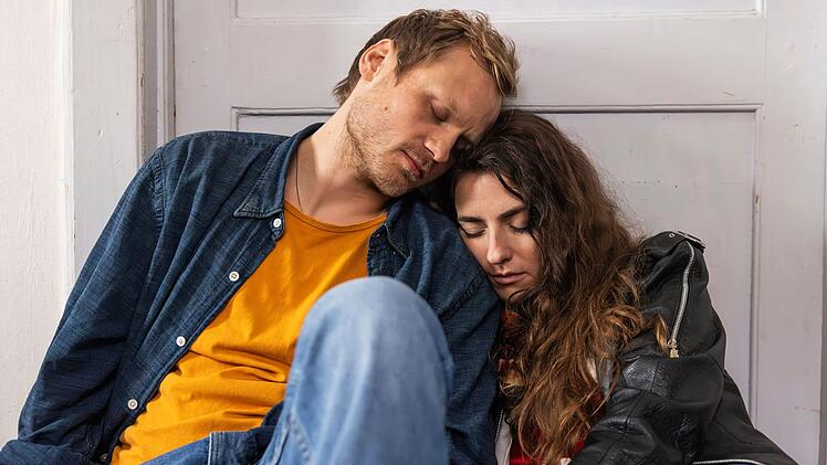 Mely (Seyneb Saleh) und Paul (Anton Spieker) können nicht aufhören, aneinander zu denken. Beide wissen, dass es falsch ist.