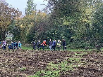 Die Drittklässler der Waldorfschule im Kulmbacher Land ziehen den Pflug von Bio-Bauer Christian Jundt.