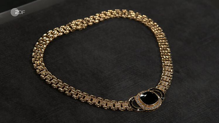 Das Gold-Collier mit einem mitternachtsblauen Saphir war 9.000 bis 10.000 Euro wert.