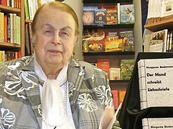 Margarete Biedermann schreibt Haiku-Gedichte im klassischen Stil, das heißt, sie hält die Silbenvorgabe von fünf, sieben und fünf Silben genau ein. Foto: Sonja Adam