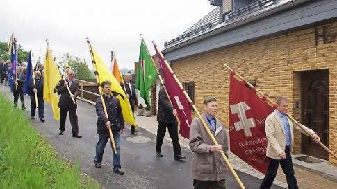 Zahlreiche KAB-Abordnungen mit Fahnen beteiligten sich am Festzug zur Kirche beziehungsweise zum KAB-Haus.