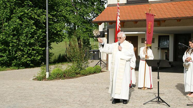 Pfarrer Ewald Thoma spendete der abgeschlossenen Gestaltungsmaßnahme und den vielen ehrenamtlichen Helfern den kirchlichen Segen.