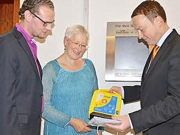 Manuel Rauch, Rose Stark und Christian Hopfengärtner bei der Begutachtung des neuen Defi (von links)  Foto: Wilfried Roppelt