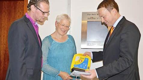 Manuel Rauch, Rose Stark und Christian Hopfengärtner bei der Begutachtung des neuen Defi (von links)  Foto: Wilfried Roppelt