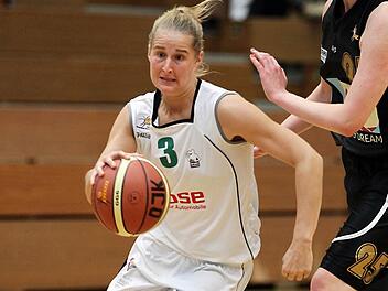 Wie gewohnt und wohl auch am Donnerstag wieder der Kopf der Mannschaft: Jessica Miller. Die US-Amerikanerin betreute in dieser Woche Talente des Bamberger Basketballprogramms. Mit viel Lob gelang es ihr locker, die U13-Basketballerinnen im Individualtraining bestens zu motivieren. Foto: sportpress