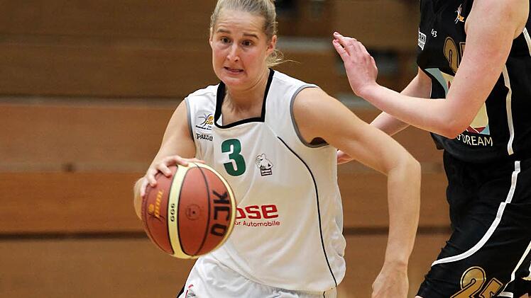 Wie gewohnt und wohl auch am Donnerstag wieder der Kopf der Mannschaft: Jessica Miller. Die US-Amerikanerin betreute in dieser Woche Talente des Bamberger Basketballprogramms. Mit viel Lob gelang es ihr locker, die U13-Basketballerinnen im Individualtraining bestens zu motivieren. Foto: sportpress