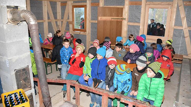 Bei der Übergabe der Hütte 2013 hatten die Kinder schon mal ins Grüne Klassenzimmer hineinschnuppern können, doch das Projekt war seither auf Eis gelegt. Jetzt würde die Gemeinde das Material bezahlen, wenn sich Freiwillige für die Arbeit und zur Betreuung finden würden. Foto: Gerhard Schmidt/Archiv