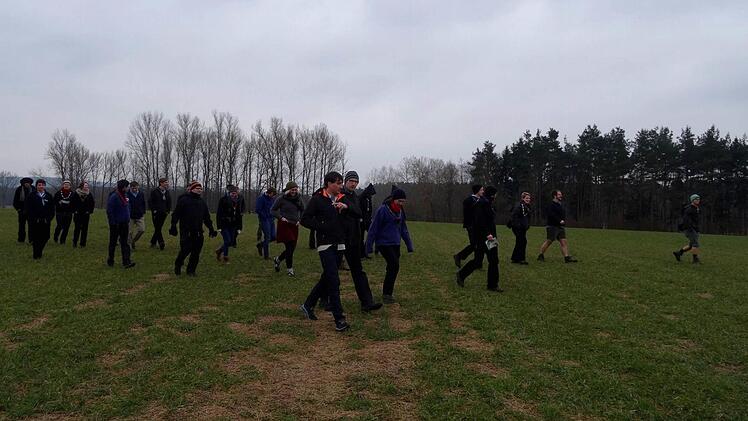 Bie Mitglieder des Vorbereitungsteams begutachteten noch einmal das Lagergelände bei Haid. Fotos: Johanna Blum