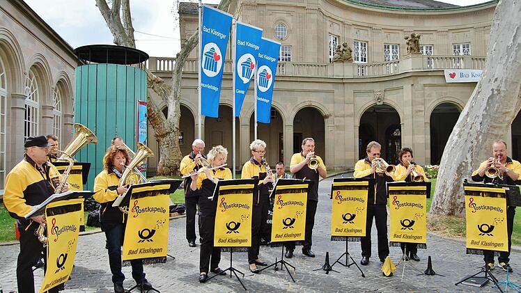 "Muss i denn" spielte die Postkapelle Bad Kissingen unter Leitung von Stefan Matthes (rechts) zum Saisonstart der Postkutsche.  Foto: Sigismund von Dobschütz