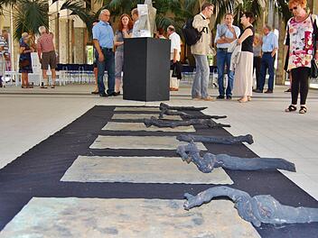 Die neueste Installation von Wolfgang Kuhfuß liegt gleich am Eingang zur Kunstausstellung "Ansichtssache". Foto: Sigismund von Dobschütz