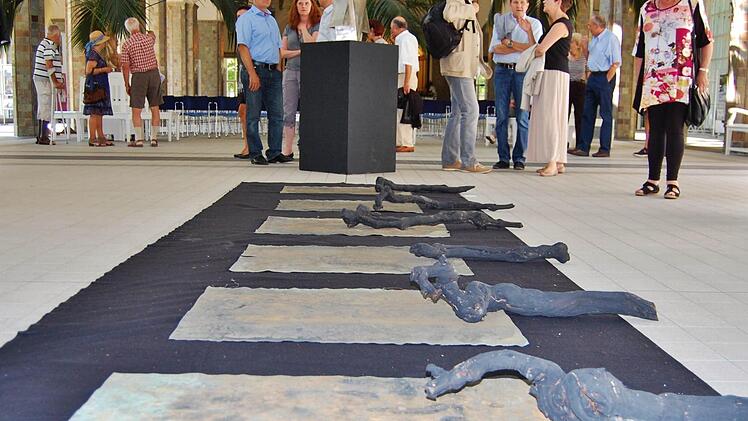 Die neueste Installation von Wolfgang Kuhfuß liegt gleich am Eingang zur Kunstausstellung "Ansichtssache". Foto: Sigismund von Dobschütz