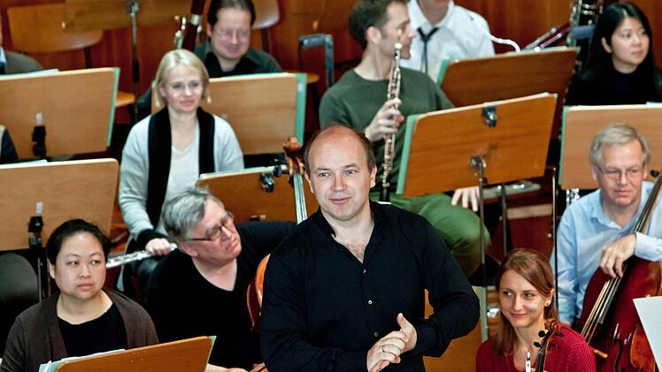 Roland Kluttig und das Philharmonische Orchester beim Concertino im Coburger Kongresshaus.Foto: Jochen Berger