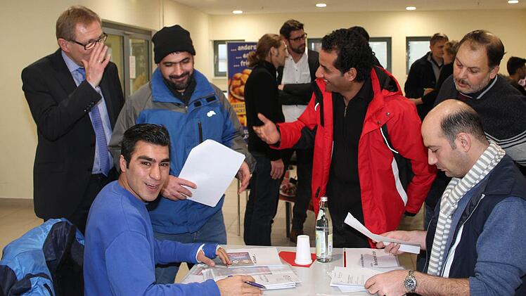 Am Stand von Meile Technik gibt es keine Verständigungsprobleme, - und der dolmetscht gerne auch für andere Flüchtlinge.