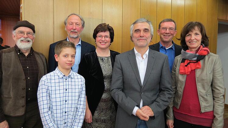 Bürgermeisterin Patricia Schießer (Mitte) würdigte einige Euerdorfer besonders (von links): Helmut Droll, Philipp Bauer, Peter Bergel, Dr. Ralph Brath, Dietmar Büchner und Birgit Büchner. Foto: Doris Bauer
