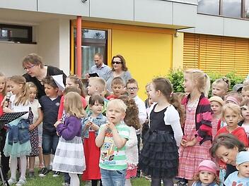 Die Kinder freuen sich über den sanierten Kindergarten.  Foto: M. Erlwein