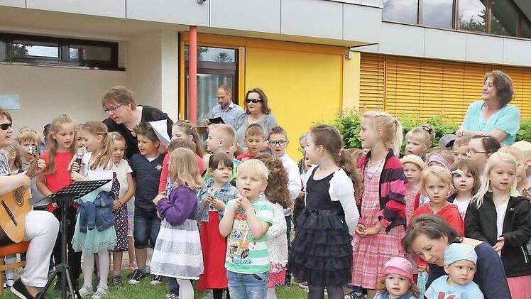 Die Kinder freuen sich über den sanierten Kindergarten.  Foto: M. Erlwein