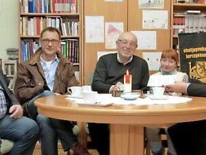 Bei der symbolischen Übergabe (von links): 1. Vizepräsident der Stadtjugendkapelle, Peter Persin, Norbert Engelmann, Karl Pech mit Enkelin Lea, Pfarrer Helmut Hetzel Foto: Wolfgang Niewelt