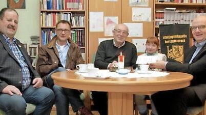 Bei der symbolischen Übergabe (von links): 1. Vizepräsident der Stadtjugendkapelle, Peter Persin, Norbert Engelmann, Karl Pech mit Enkelin Lea, Pfarrer Helmut Hetzel Foto: Wolfgang Niewelt