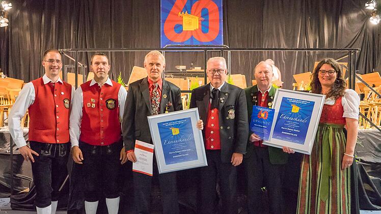 Bei der Ehrung der Ehrenmitglieder (von links) Sebastian Bär (Geschäftsführer), Gerd Schaffelhuber (Zweiter  Vorsitzender), Robert Möhrlein, Michael Schmidt (Vorsitzender), Stefan Malter und  Dagmar Bürzle (Jugendreferentin) Foto: Klaus Habur.
