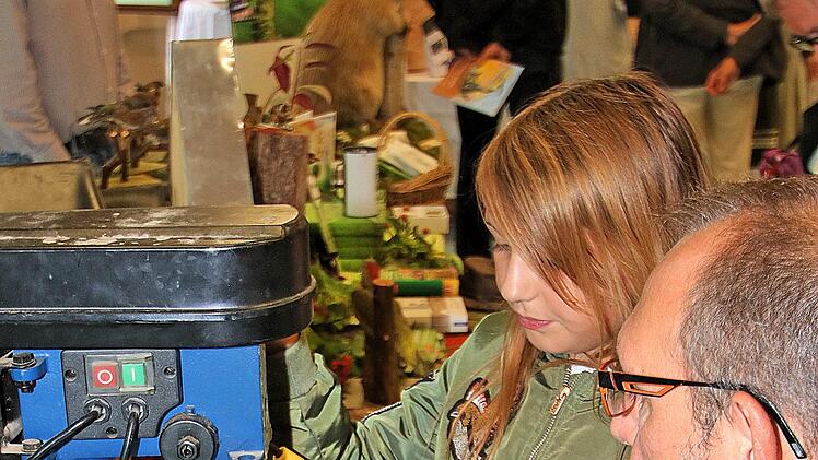 Wie man Löcher in Holz für ein Insektenhotel bohrt, wurde hier am Stand des Bund Naturschutz gezeigt. Foto: Dieter Britz